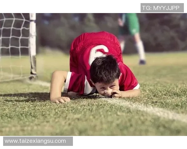 足球明星创意摆拍动作视频展现球场魅力与个性风采